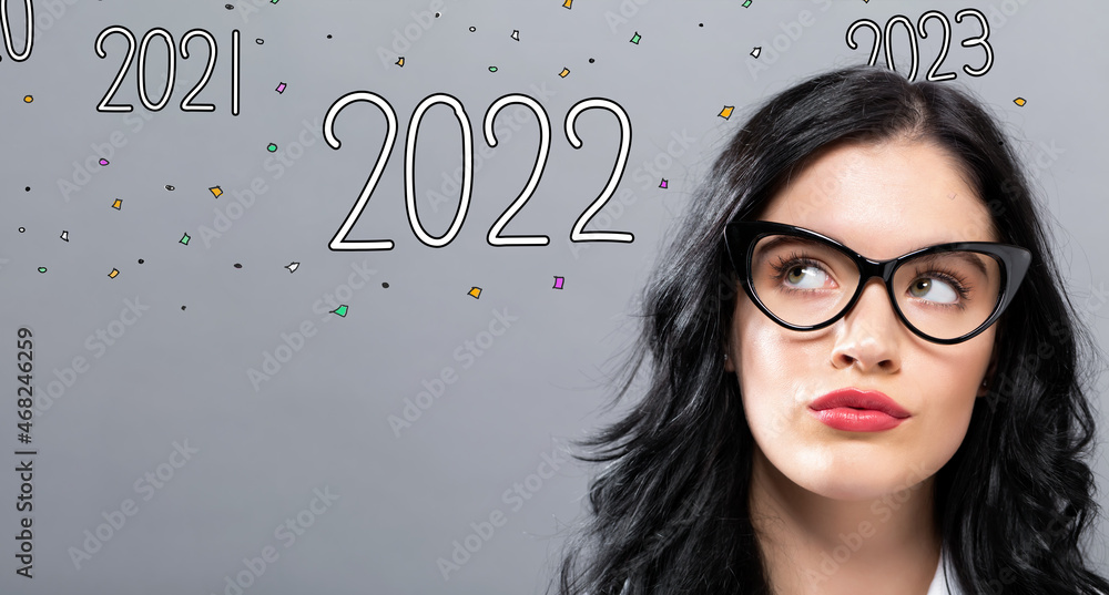 2022年，年轻女商人一脸体贴