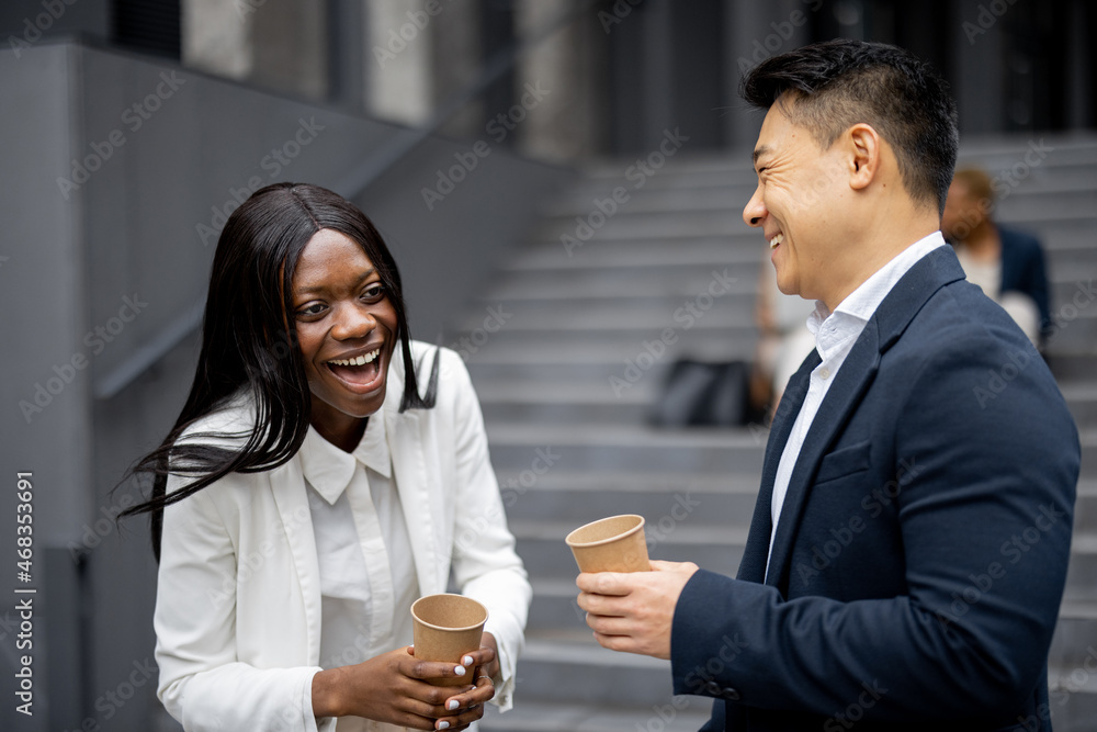 商人和女商人在城市街道上的同事的背景下吃饭。