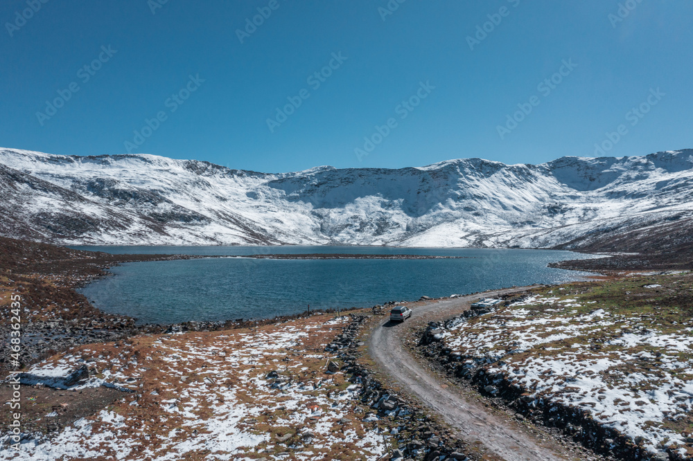 雪山中的湖泊