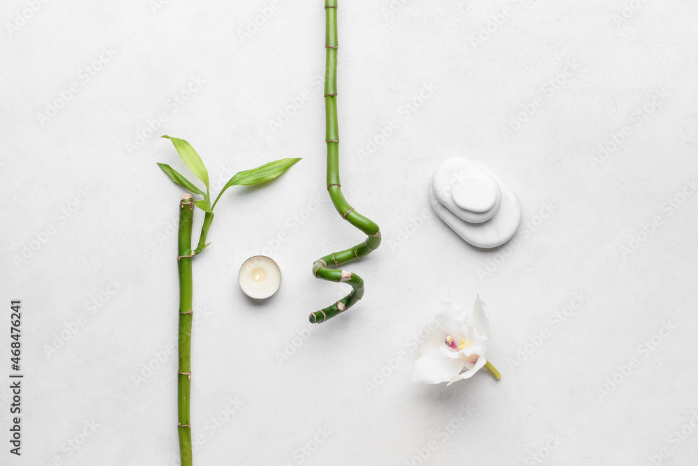 白底竹枝、蜡烛和花朵的温泉石