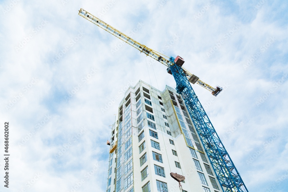 大型建筑工地，包括在建筑群上工作的几台起重机，天空晴朗