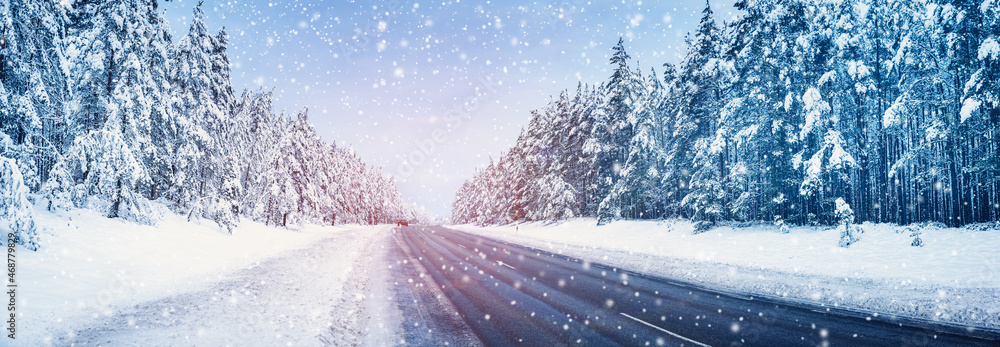 雪中美丽乡村公路全景。