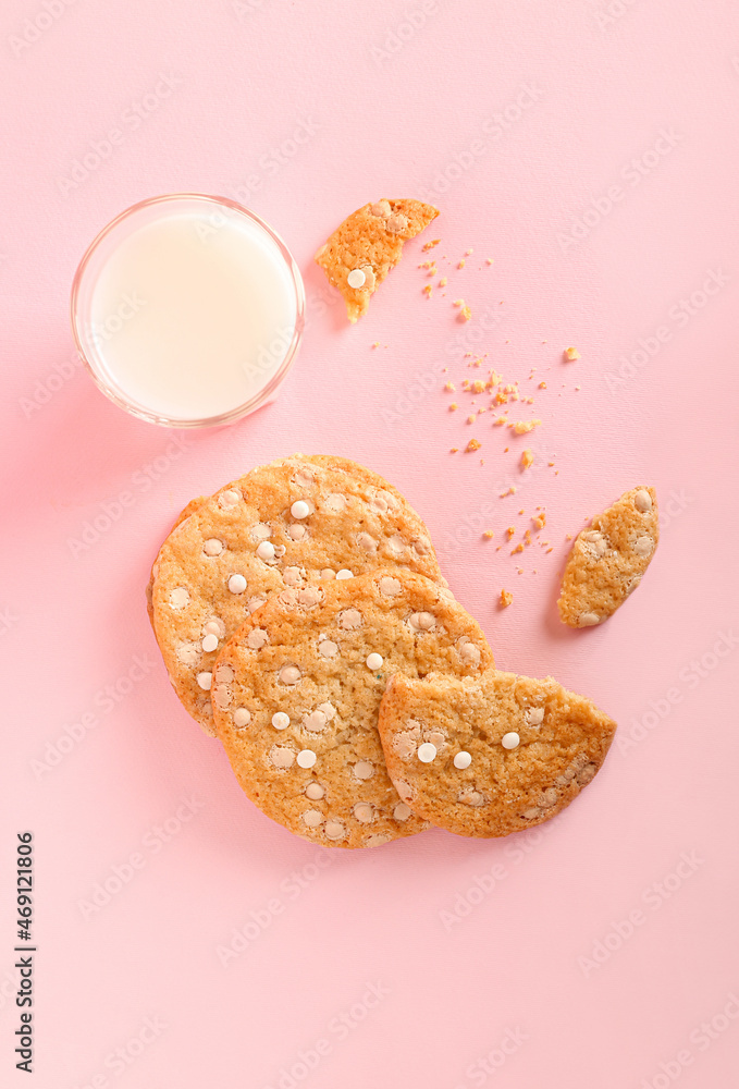 彩色背景上有巧克力片和牛奶杯的美味饼干