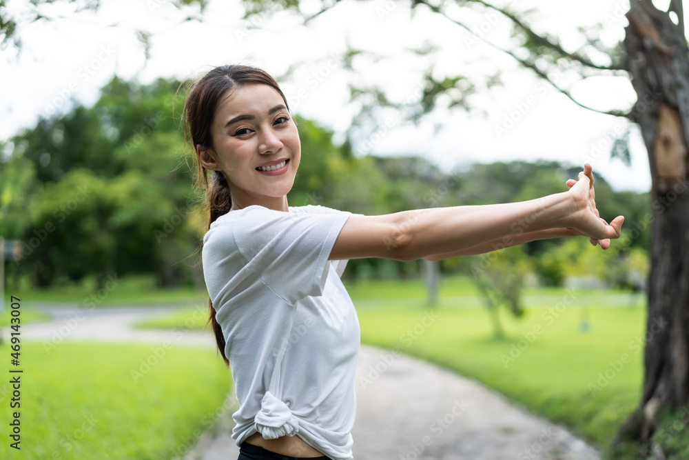 亚洲年轻美女在公园里伸展身体的肖像。