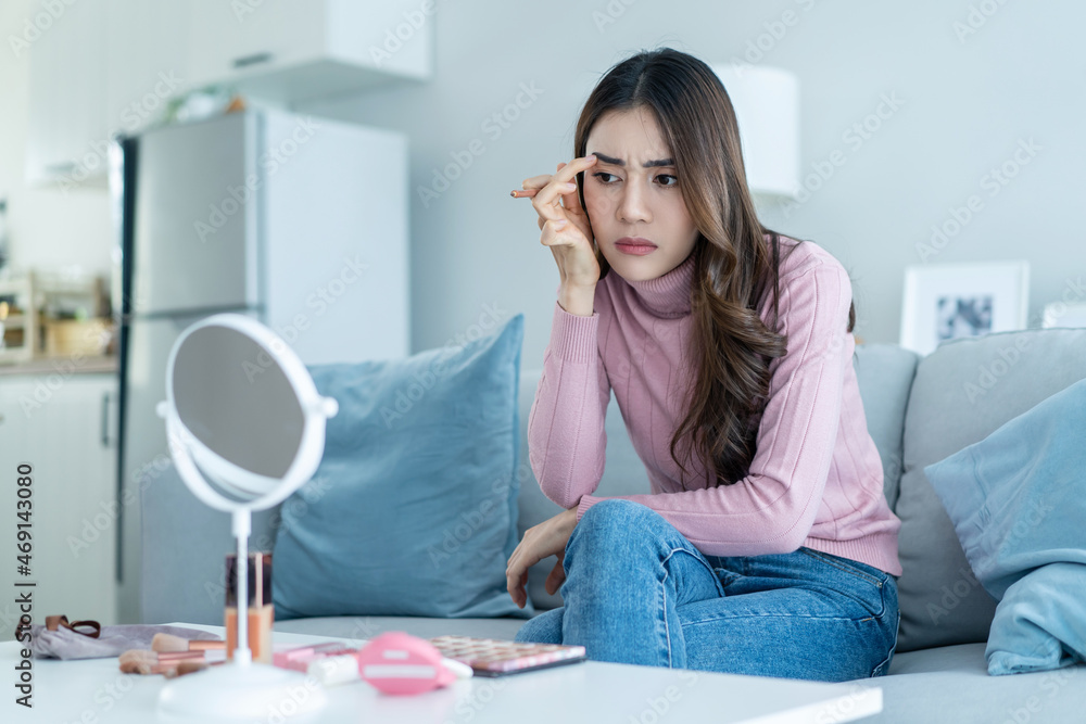 亚洲失意有魅力的女人在家里匆匆忙忙地打扮自己。