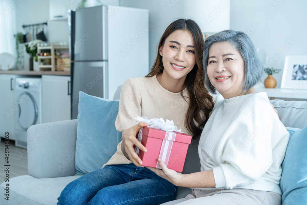 亚洲美女女儿用生日礼物给妈妈一个惊喜。