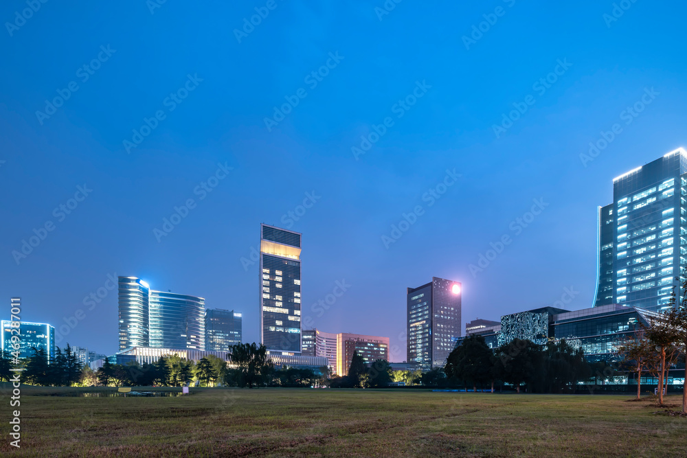 中国苏州金融区办公楼夜景