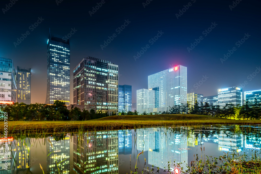 中国苏州金融区办公楼夜景