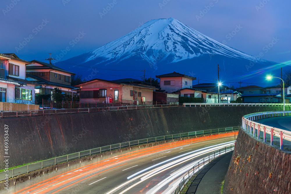 富士山，日本的街道和高速公路。