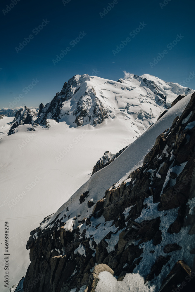 从Aiguille Midi欣赏著名的塔库尔勃朗峰。冰川、大峡谷和白雪皑皑的高山m