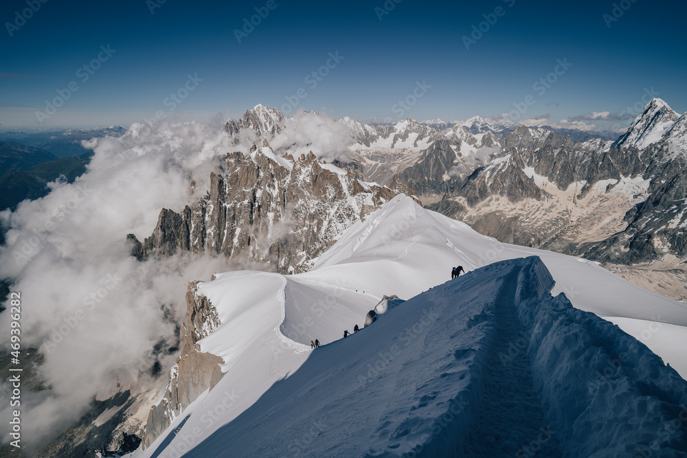 法国夏蒙尼，勃朗峰马西夫的阿尔卑斯山景观。阿尔卑斯山峰，Aiguille du Midi和