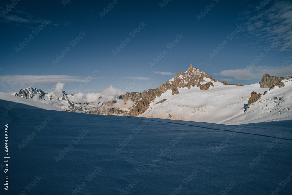 法国夏蒙尼勃朗峰（Mont Blanc Massif）和著名山峰丹特杜甘特（Dent du Geant）的冰川景观。高山山脉