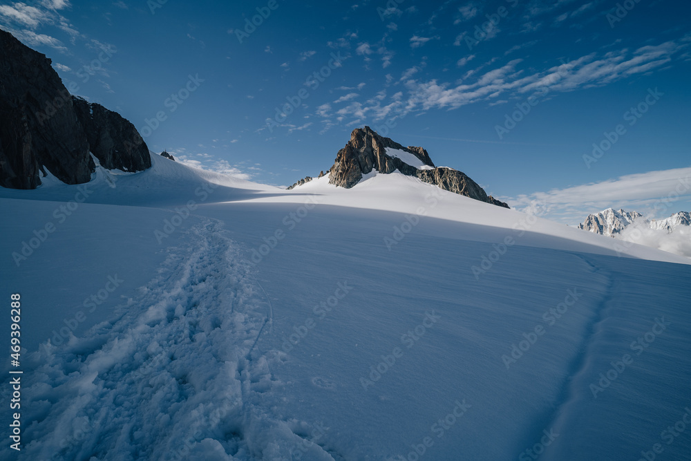 法国夏蒙尼，勃朗峰马西夫的阿尔卑斯山景观。阿尔卑斯山峰，Aiguille du Midi和