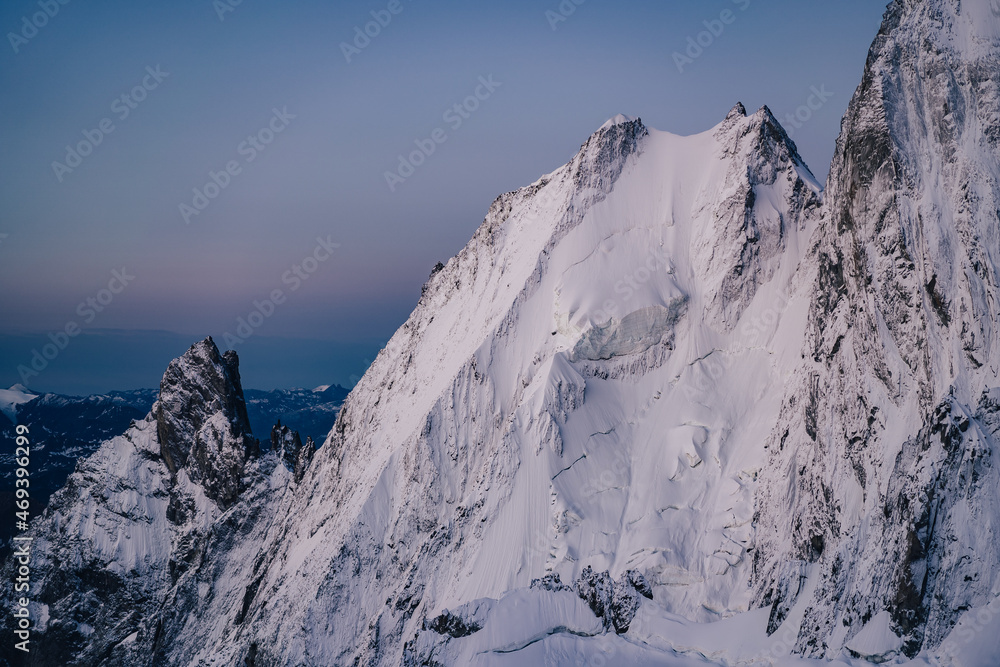 Aiguille Blanche de Peutrey，位于法国夏蒙尼的勃朗峰马西夫的梦幻高山顶峰。阿尔卑斯山