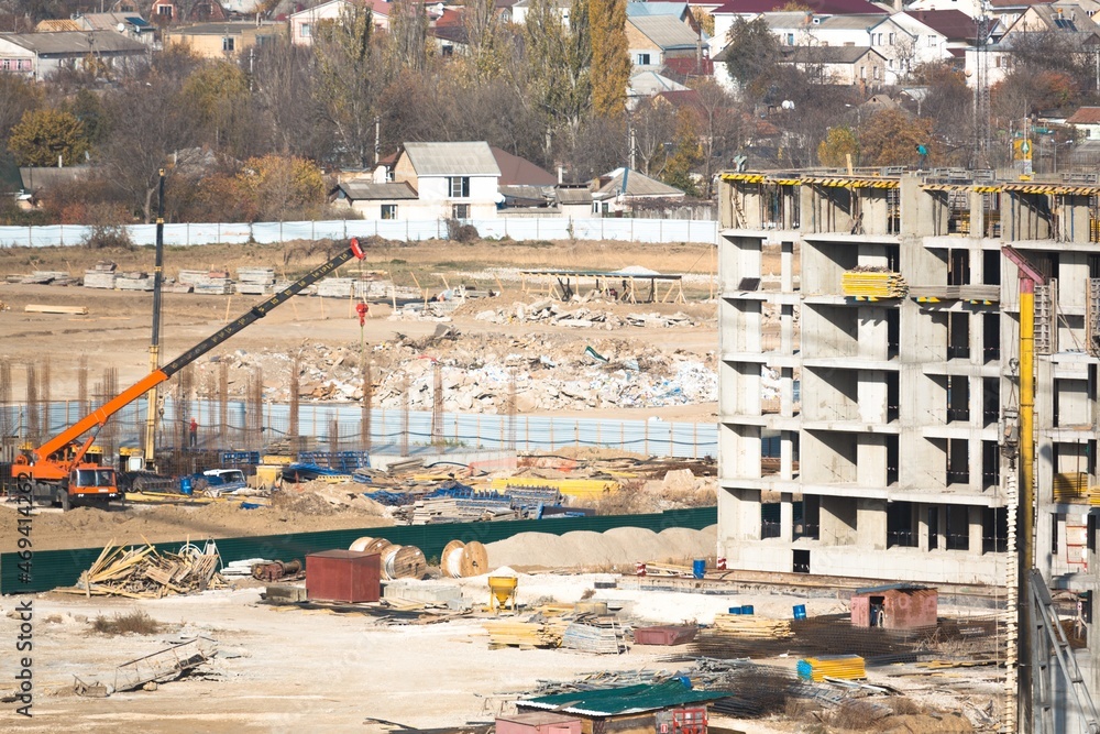 天空背景下的住宅建筑群