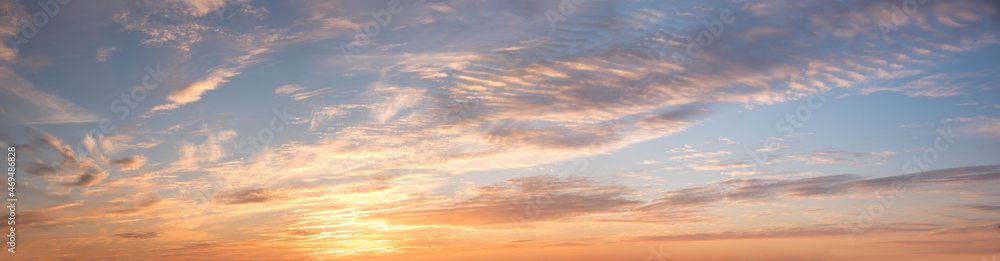 美丽浪漫的日落天空全景