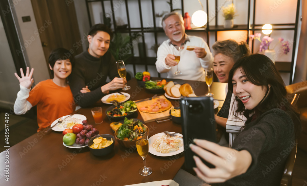 亚洲家庭在家餐桌前自拍