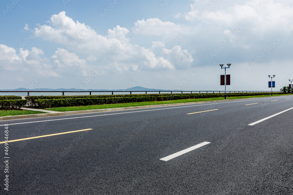 空旷的柏油路和蓝天白云。道路背景。