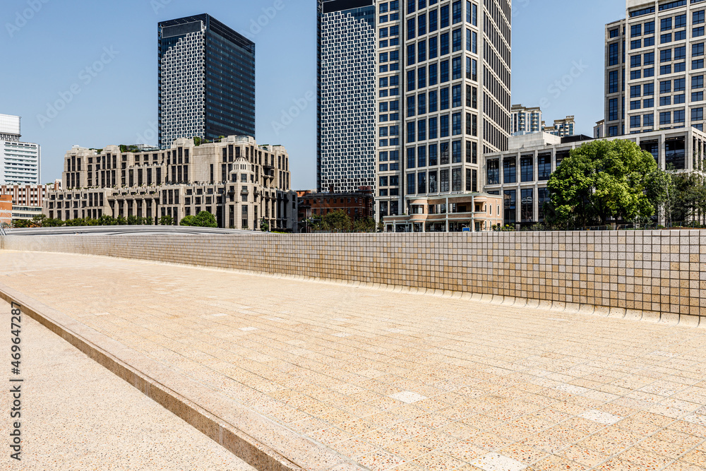 全景天际线和现代商业建筑，空荡荡的道路、空荡荡的广场楼层和城市景观。