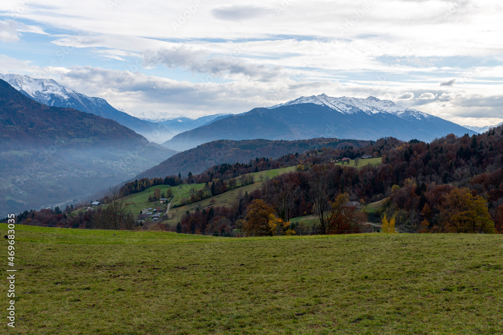 Paysage de montagne dans le Parc Naturel Régional des Bauges en Savoie en France à lautomne