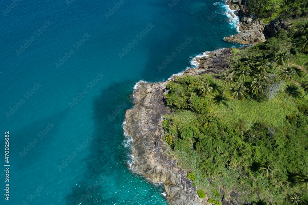 泰国普吉岛令人惊叹的海滨鸟瞰图夏季美丽的海岸和开阔的大海