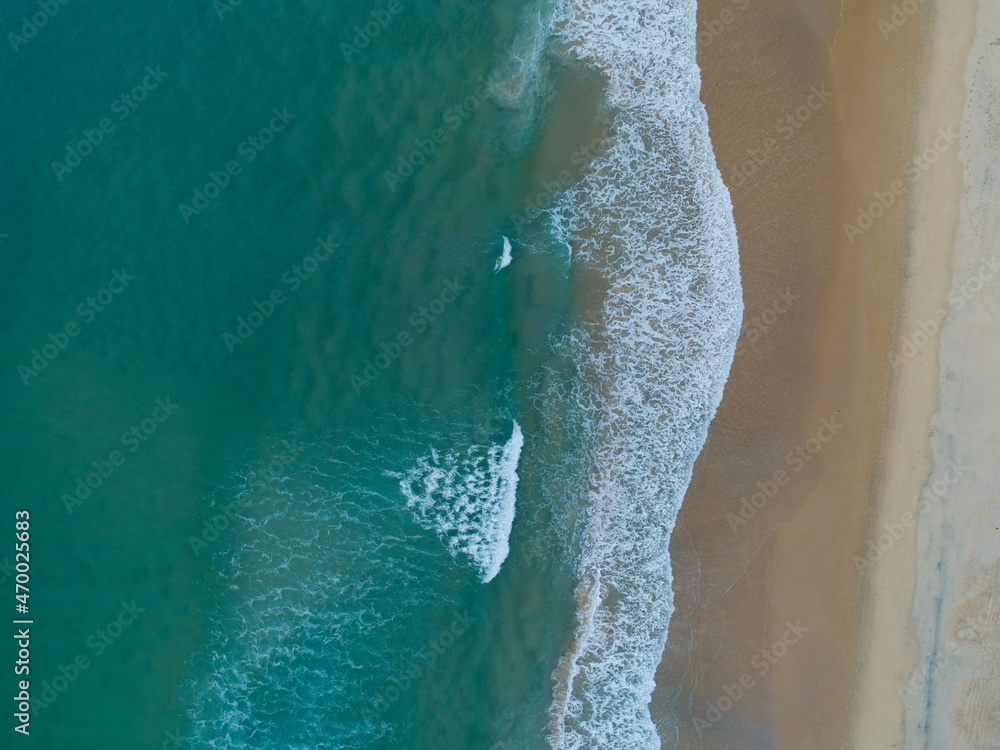 鸟瞰沙滩和海浪Aeria拍摄的夏季早晨美丽的热带海洋