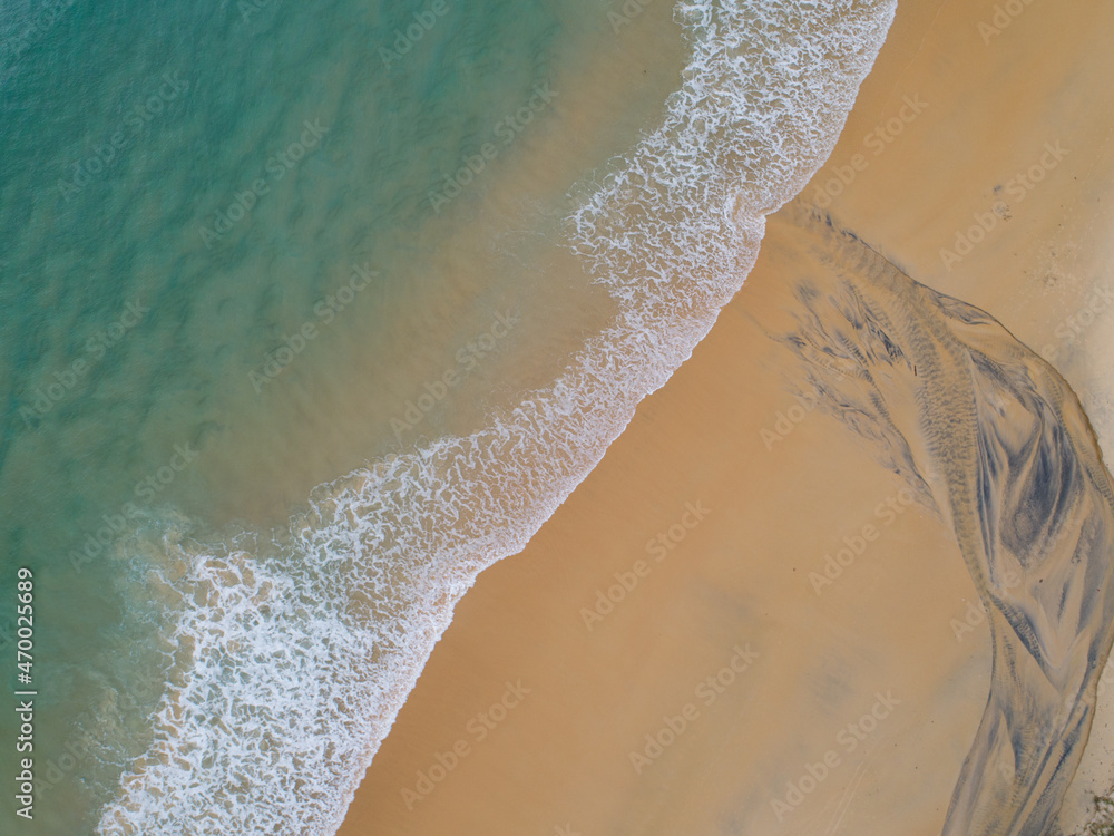 鸟瞰沙滩和海浪Aeria拍摄的夏季早晨美丽的热带海洋