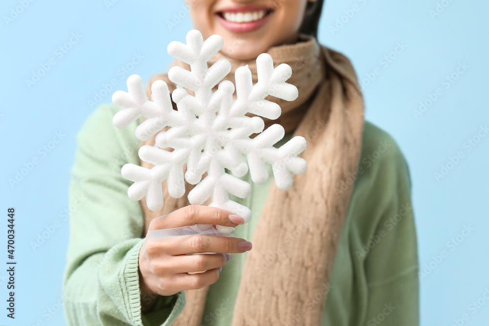 美丽的年轻女子，背景是雪花