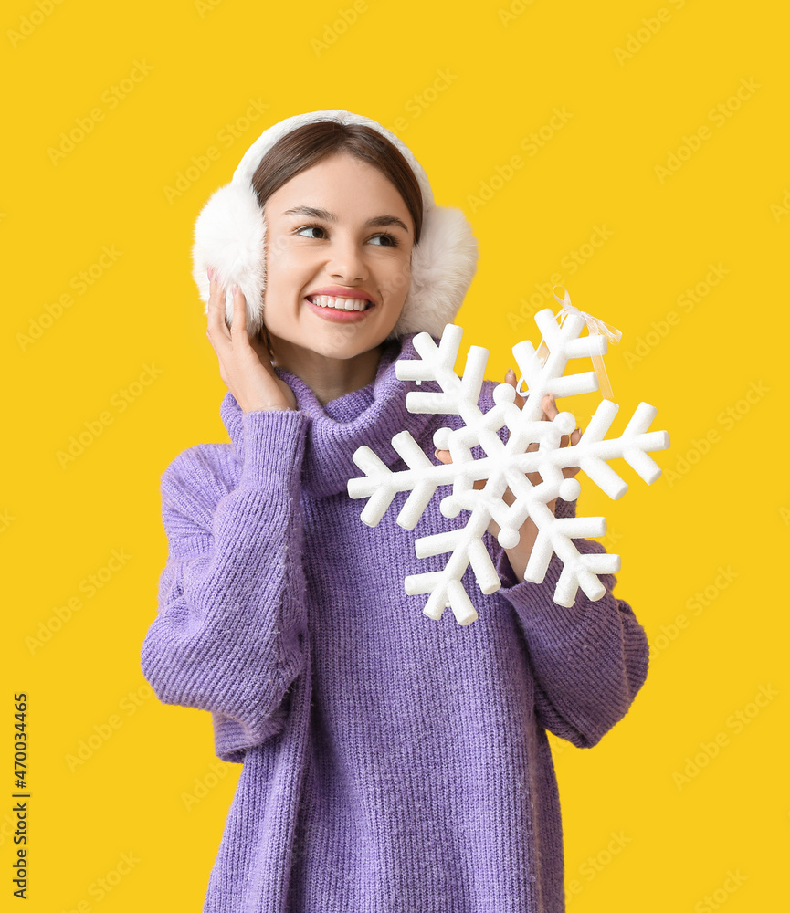 美丽的年轻女子，雪花和蓬松的彩色背景耳机