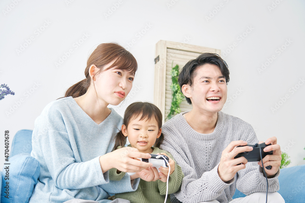 テレビゲームで遊ぶ家族