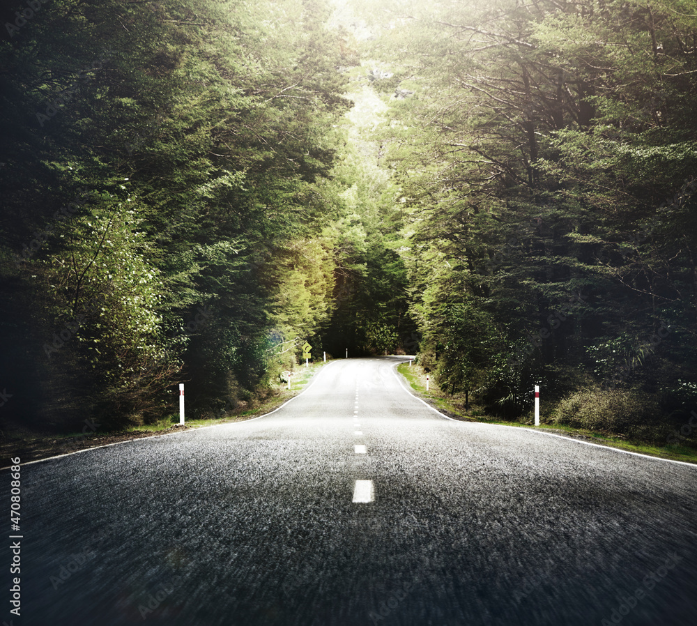 带有山脉概念的秋季主题乡村道路