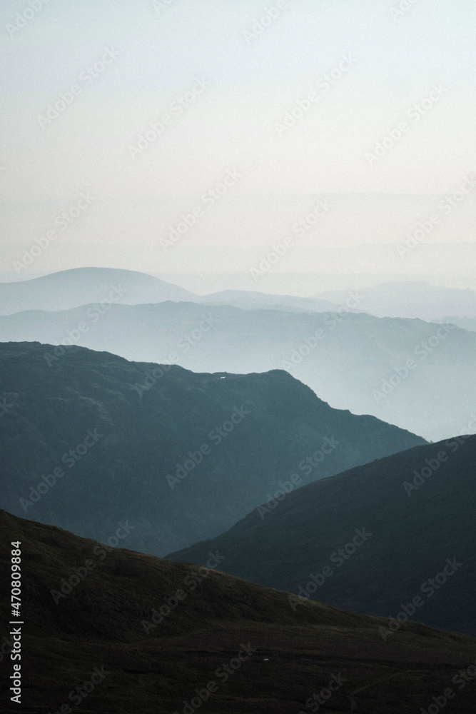 英格兰湖区Helvellyn山脉的薄雾景观