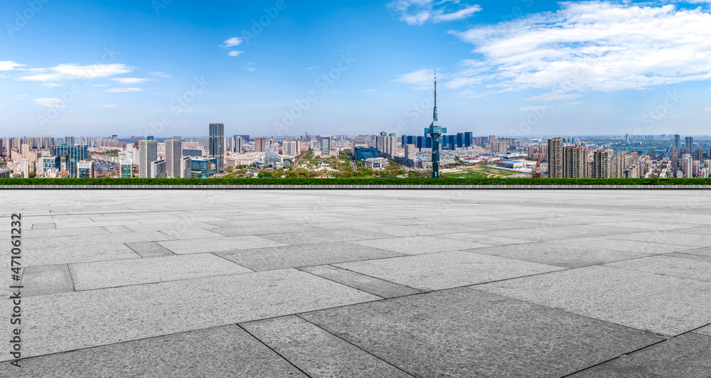 以城市天际线为背景的空砖地板