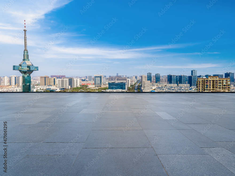 以城市天际线为背景的空砖地板