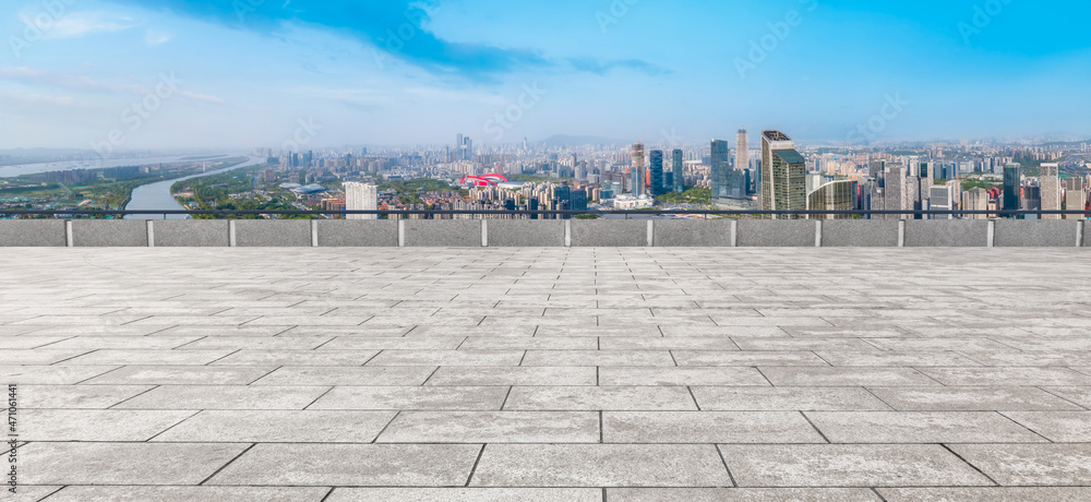 以城市天际线为背景的空砖地板