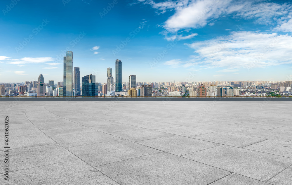 以城市天际线为背景的空砖地板