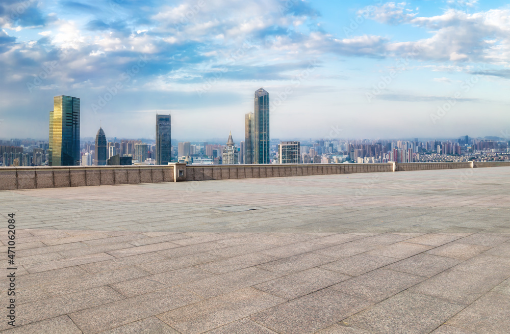 以城市天际线为背景的空砖地板