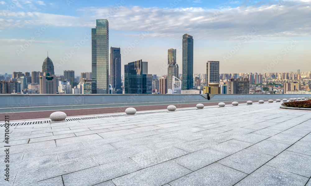 以城市天际线为背景的空砖地板