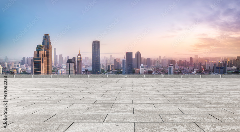 以城市天际线为背景的空砖地板