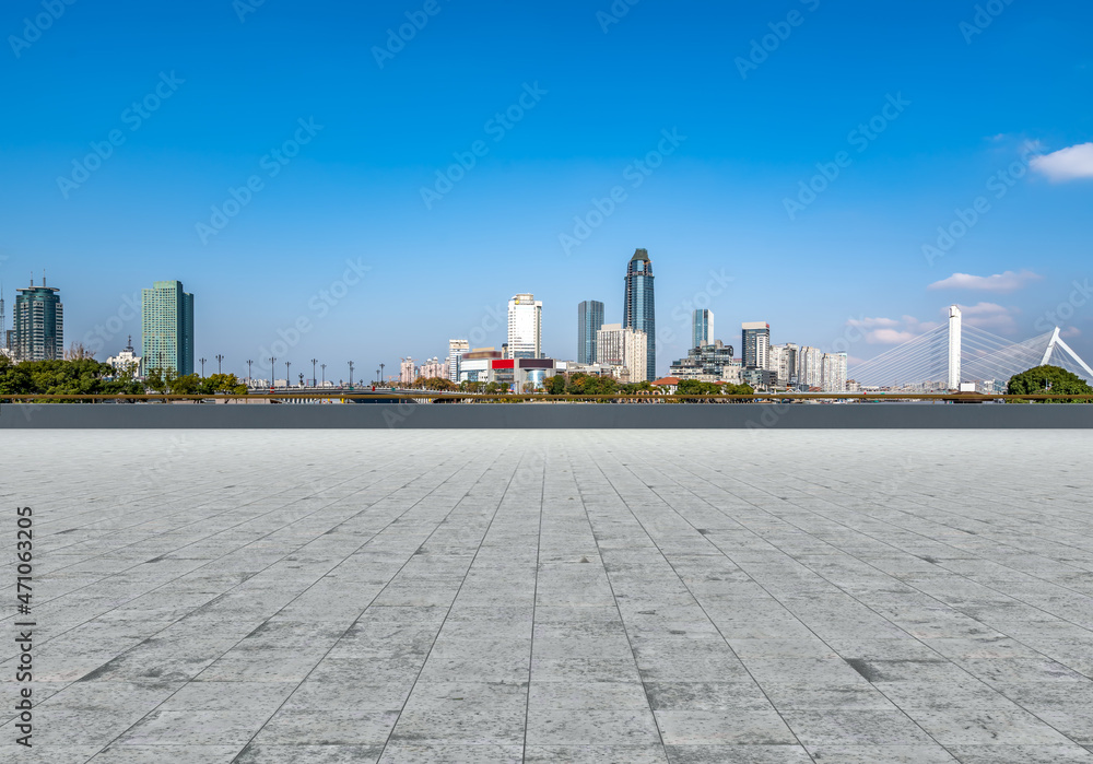 以城市天际线为背景的空砖地板