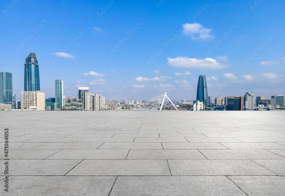 以城市天际线为背景的空砖地板