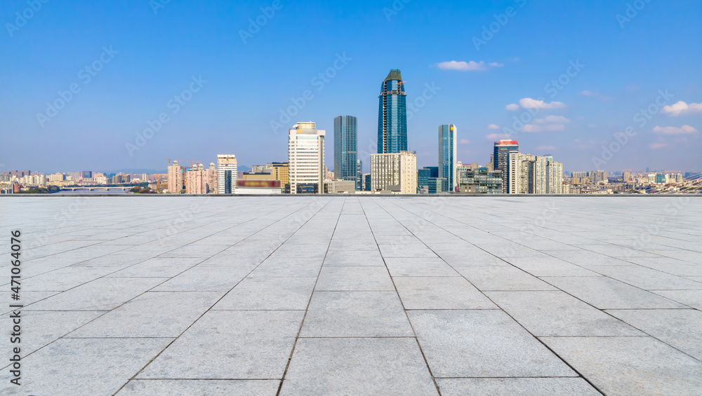 以城市天际线为背景的空砖地板