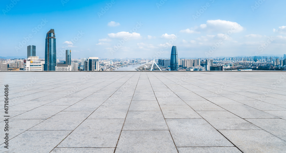 城市天际线背景的空砖地板