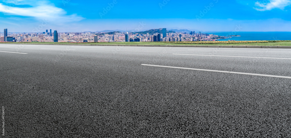 空旷的柏油路、城市天际线和建筑景观，中国。