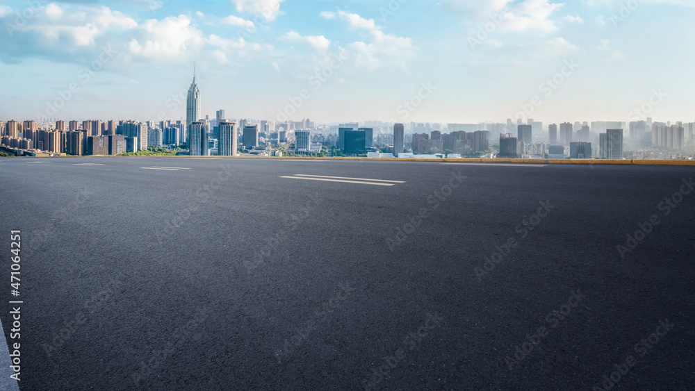 空旷的柏油路、城市天际线和建筑景观，中国。