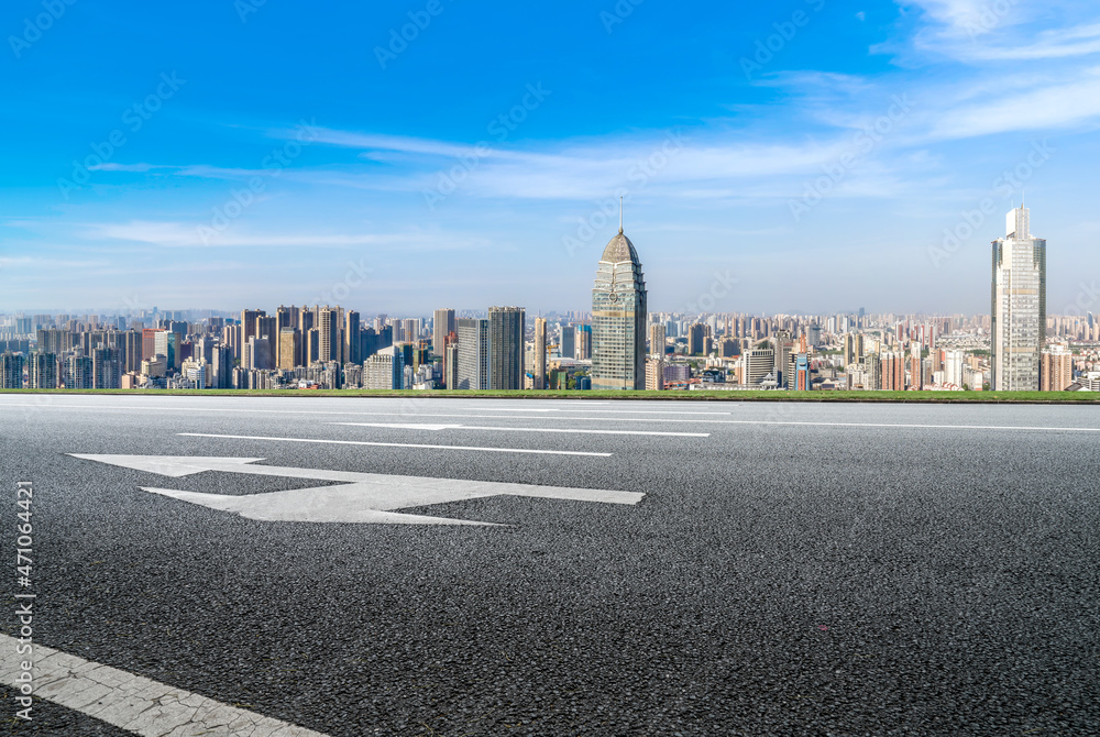 空旷的柏油路、城市天际线和建筑景观，中国。