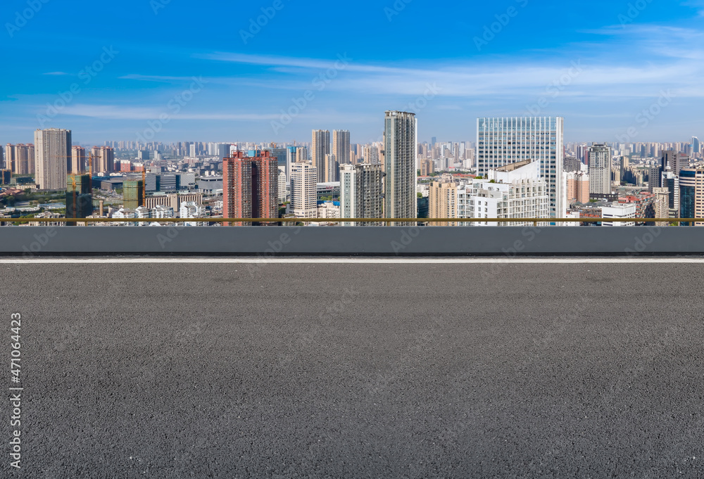 空旷的柏油路、城市天际线和建筑景观，中国。