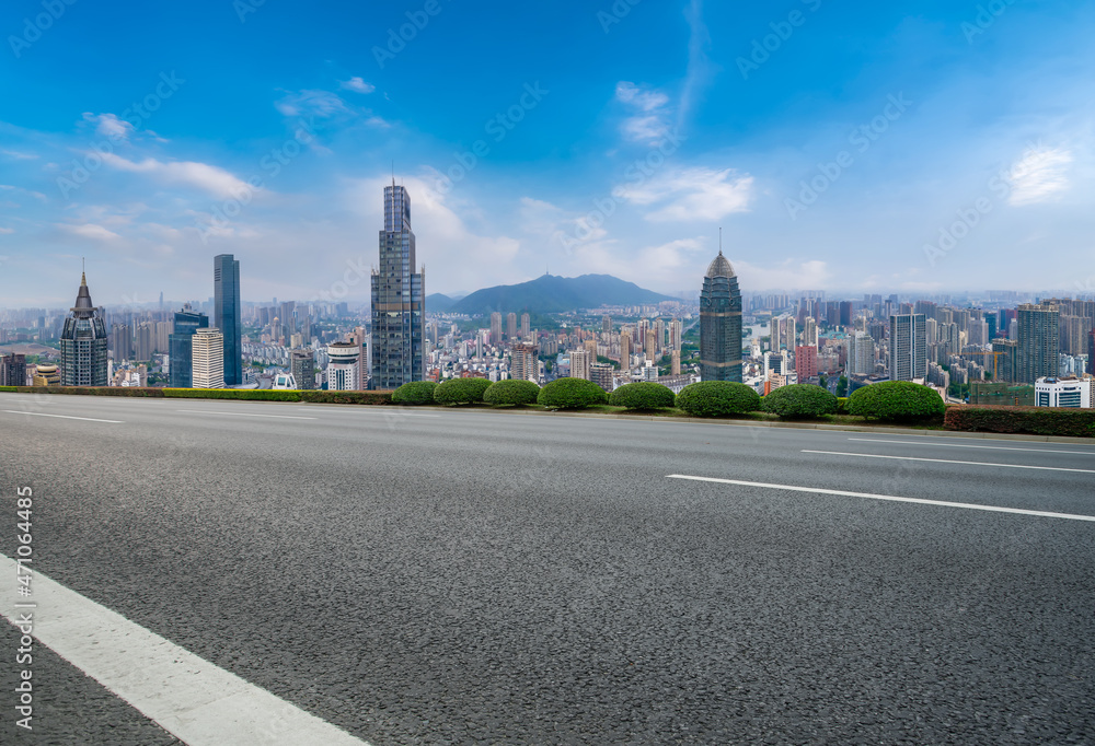 空旷的柏油路、城市天际线和建筑景观，中国。