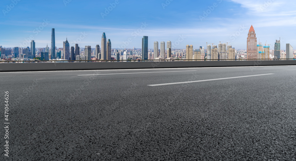 空旷的柏油路、城市天际线和建筑景观，中国。