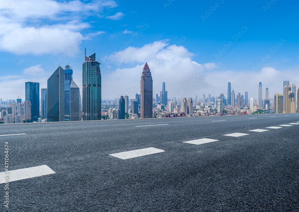 空旷的柏油路、城市天际线和建筑景观，中国。